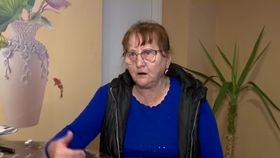 VIDEO Doamna Maria, „inamicul” public nr. 1. Doi agenți au descins la casa femeii, în ziua alegerilor